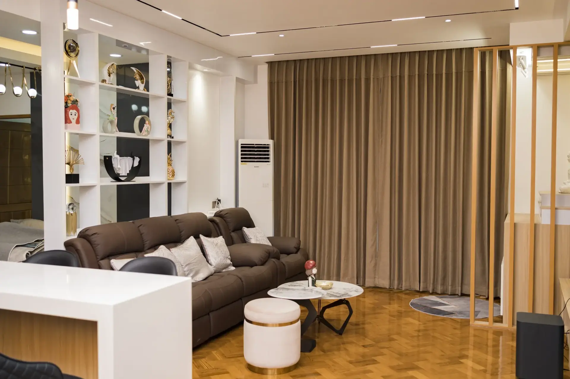 Elegant entrance hall by RenoWave